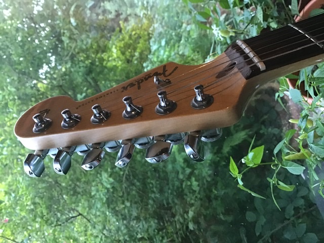 Staggered locking tuners clearance